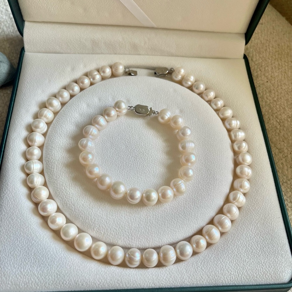 Real AAA high grade freshwater pearls in a beautiful set of necklace&bracelet.